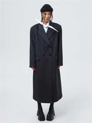 {{photo.Alt || photo.Description || 'Пальто мужского кроя'}}