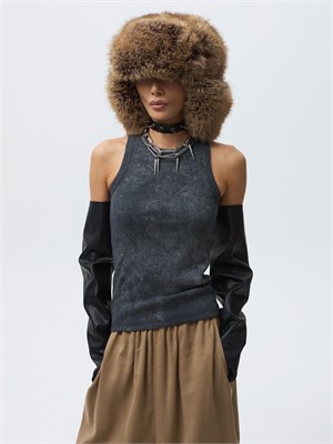 {{photo.Alt || photo.Description || 'Майка'}}