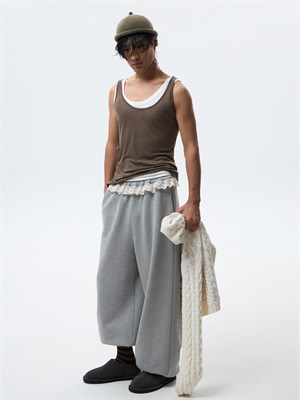 {{photo.Alt || photo.Description || 'Брюки мужские из футера с рюшей'}}