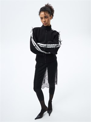 {{photo.Alt || photo.Description || 'Олимпийка с кружевными лампасами'}}