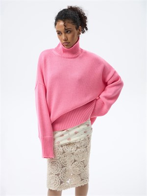 {{photo.Alt || photo.Description || 'Свитер из шерсти'}}