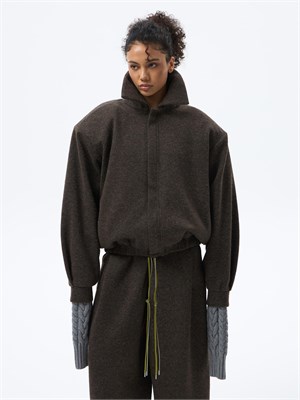 {{photo.Alt || photo.Description || 'Бомбер утеплённый с большими плечами'}}