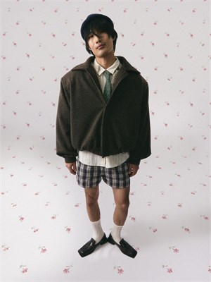 {{photo.Alt || photo.Description || 'Бомбер утеплённый с большими плечами'}}