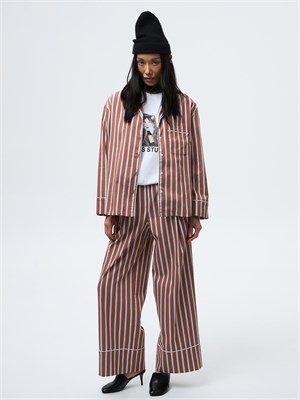 {{photo.Alt || photo.Description || 'Костюм в пижамном стиле в полоску'}}