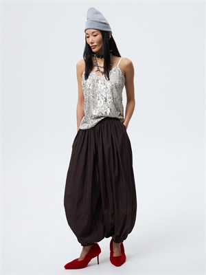 {{photo.Alt || photo.Description || 'Летние брюки-шаровары из хлопка и вискозы'}}