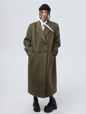 {{photo.Alt || photo.Description || 'Пальто мужского кроя'}}